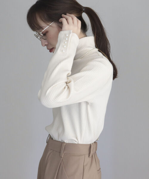 fredy emue(フレディエミュ)の「パールボタン リブタートル(Tシャツ/カットソー・レディース・オフホワイト/ブラック/ブルー/ライトグレー・38)」の12枚目の写真