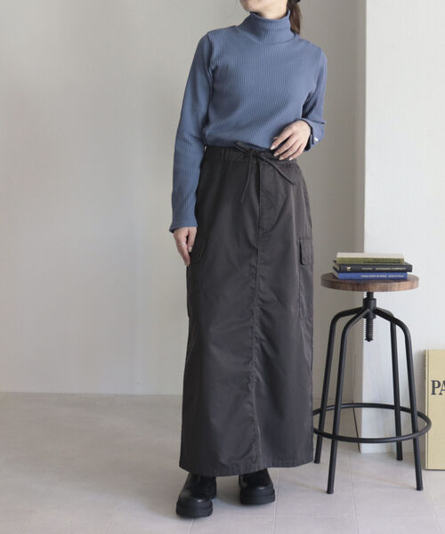 fredy emue(フレディエミュ)の「パールボタン リブタートル(Tシャツ/カットソー・レディース・オフホワイト/ブラック/ブルー/ライトグレー・38)」の13枚目の写真