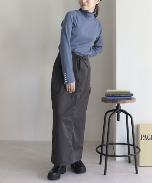 fredy emue(フレディエミュ)の「パールボタン リブタートル(Tシャツ/カットソー・レディース・オフホワイト/ブラック/ブルー/ライトグレー・38)」の15枚目の写真