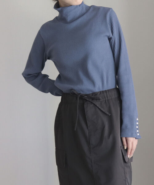 fredy emue(フレディエミュ)の「パールボタン リブタートル(Tシャツ/カットソー・レディース・オフホワイト/ブラック/ブルー/ライトグレー・38)」の16枚目の写真