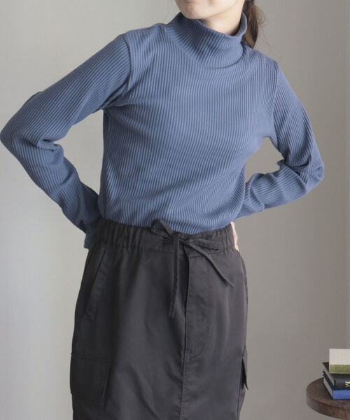 fredy emue(フレディエミュ)の「パールボタン リブタートル(Tシャツ/カットソー・レディース・オフホワイト/ブラック/ブルー/ライトグレー・38)」の17枚目の写真