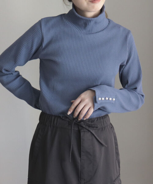 fredy emue(フレディエミュ)の「パールボタン リブタートル(Tシャツ/カットソー・レディース・オフホワイト/ブラック/ブルー/ライトグレー・38)」の19枚目の写真