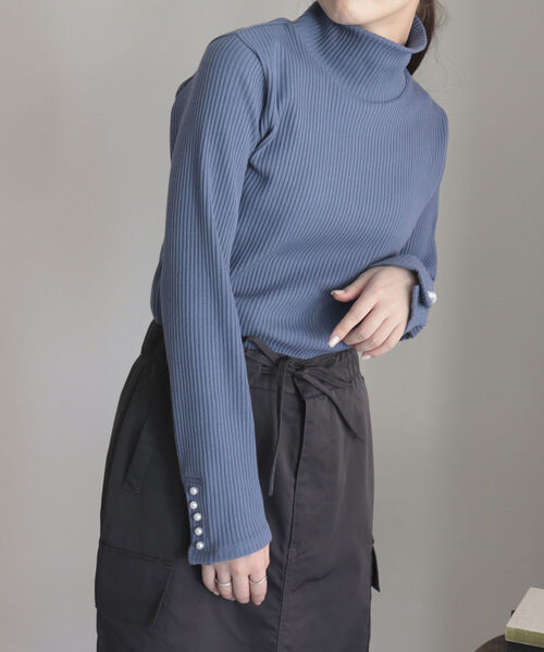 fredy emue(フレディエミュ)の「パールボタン リブタートル(Tシャツ/カットソー・レディース・オフホワイト/ブラック/ブルー/ライトグレー・38)」の21枚目の写真