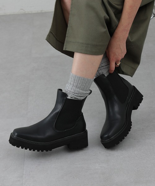 COLONY 2139（コロニートゥーワンスリーナイン）の「チェルシーショートブーツ（ブーツ・レディース・ブラック/アイボリー・SMALL/MEDIUM/LARGE）」の14枚目の写真