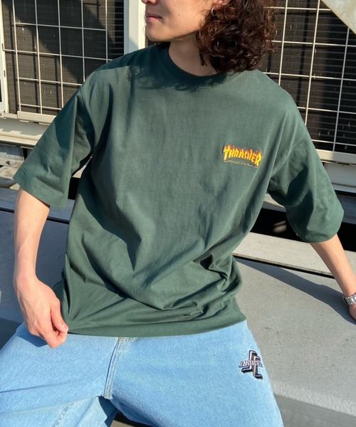 THRASHER(スラッシャー)の「【ムラサキスポーツ別注】THRASHER/スラッシャー ワンポイントロゴTシャツ 刺繍ロゴ/オーバーサイズ クルーネックTシャツ/THMM-002 FLAME(Tシャツ/カットソー・メンズ・グリーン系その他/ブルー系その他/ブラック×イエロー/ホワイト×パープル・M/L/XL)」の4枚目の写真