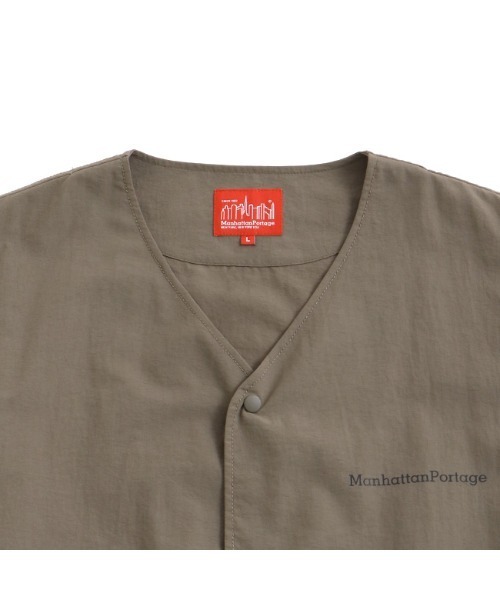 Manhattan Portage(マンハッタンポーテージ)の「Collarless Coach Jacket(ナイロンジャケット・メンズ・カーキ/ブラック/ブルー・SMALL/LARGE/MEDIUM/X-LARGE)」の5枚目の写真