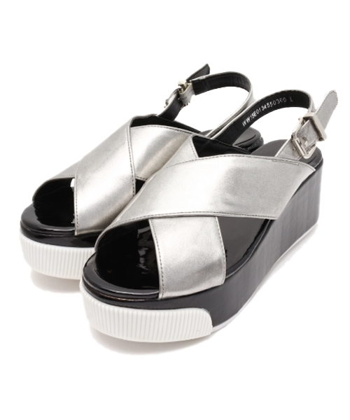 WHO'S WHO gallery（フーズフーギャラリー）の「クロスサンダル（サンダル・レディース・ブラック/プラチナム・23cm/23.5cm/24cm）」の2枚目の写真