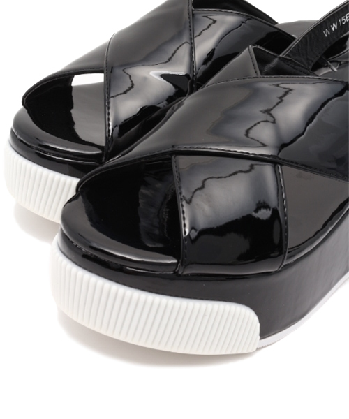 WHO'S WHO gallery（フーズフーギャラリー）の「クロスサンダル（サンダル・レディース・ブラック/プラチナム・23cm/23.5cm/24cm）」の6枚目の写真