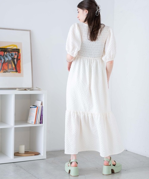 WEGO(ウィゴー)の「WEGO/【一部店限定】シャーリングロングワンピース(ワンピース・レディース・ホワイト系その他2/ブラック系その他2・FREE)」の5枚目の写真