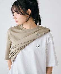 Calvin Klein（カルバン・クライン）の「【WEB限定】ユニセックス CK ロゴ リラックスフィット Tシャツ 2枚セット ホワイト×ブラック ホワイト×ブラウン（Tシャツ/カットソー）」