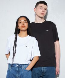 Calvin Klein（カルバン・クライン）の「【WEB限定】ユニセックス CK ロゴ リラックスフィット Tシャツ 2枚セット ホワイト×ブラック ホワイト×ブラウン（Tシャツ/カットソー）」