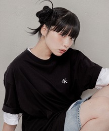 Calvin Klein（カルバン・クライン）の「【WEB限定】ユニセックス CK ロゴ リラックスフィット Tシャツ 2枚セット ホワイト×ブラック ホワイト×ブラウン（Tシャツ/カットソー）」