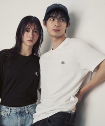 Calvin Klein（カルバン・クライン）の「【WEB限定】ユニセックス CK ロゴ リラックスフィット Tシャツ 2枚セット ホワイト×ブラック ホワイト×ベージュ（Tシャツ/カットソー）」