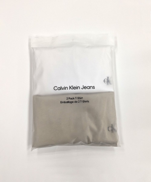 Calvin Klein（カルバン・クライン）の「【WEB限定】ユニセックス CK ロゴ リラックスフィット Tシャツ 2枚セット ホワイト×ブラック ホワイト×ベージュ（Tシャツ/カットソー・メンズ・ブラック×ホワイト/ホワイト×ブラック/ホワイト×ブラウン・L/M/S/XL）」の7枚目の写真