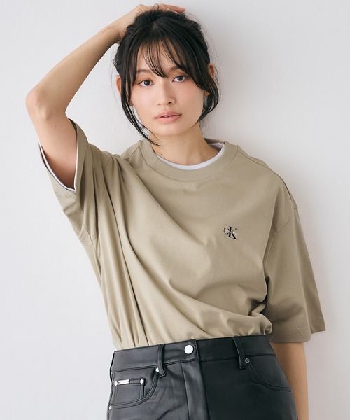 Calvin Klein（カルバン・クライン）の「【WEB限定】ユニセックス CK ロゴ リラックスフィット Tシャツ 2枚セット ホワイト×ブラック ホワイト×ベージュ（Tシャツ/カットソー・メンズ・ブラック×ホワイト/ホワイト×ブラック/ホワイト×ブラウン・L/M/S/XL）」の9枚目の写真