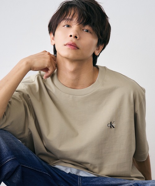 Calvin Klein（カルバン・クライン）の「【WEB限定】ユニセックス CK ロゴ リラックスフィット Tシャツ 2枚セット ホワイト×ブラック ホワイト×ベージュ（Tシャツ/カットソー・メンズ・ブラック×ホワイト/ホワイト×ブラック/ホワイト×ブラウン・L/M/S/XL）」の14枚目の写真