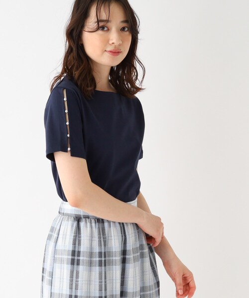 index(インデックス)の「◆シルキータッチ フェイクパールスリーブトップス【接触冷感/洗濯機洗い可】(Tシャツ/カットソー・レディース・ライトグレー/ネイビー/ライトブルー・36/38/40/42)」の9枚目の写真
