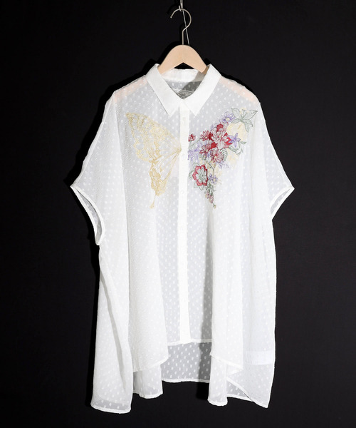 iS ScoLar（イズスカラー）の「532037：フルーツと花をMIXした蝶刺繍