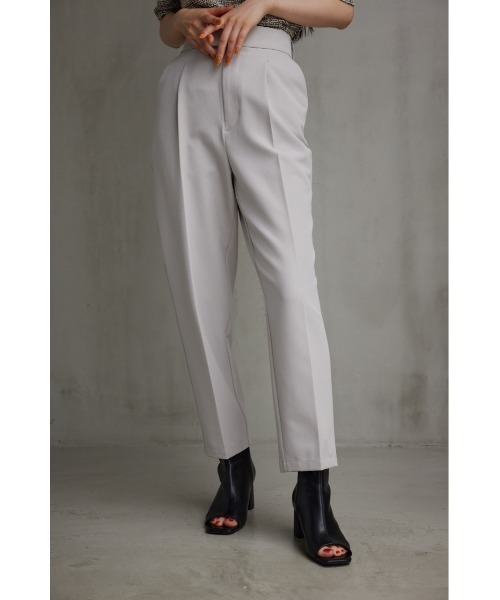 AZUL by moussy（アズールバイマウジー）の「ヴィーナステーパードパンツ（スラックス・レディース・ライトグレー/ブラック/ダークオレンジ/アイボリー/グレー/ダークグリーン・SMALL/MEDIUM/LARGE）」の3枚目の写真