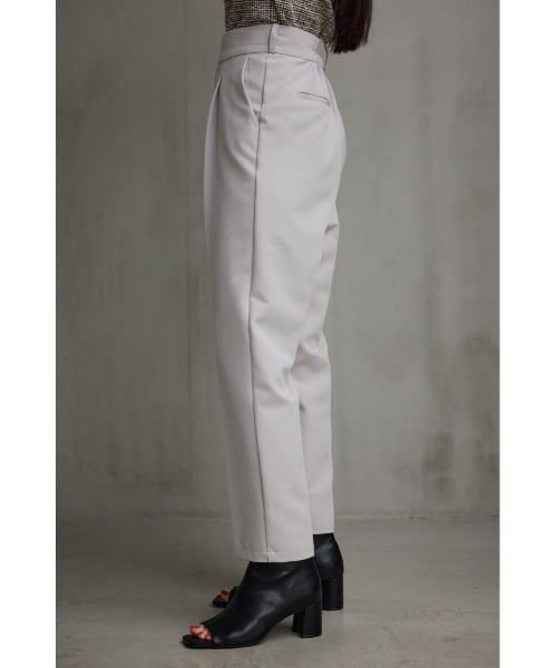 AZUL by moussy（アズールバイマウジー）の「ヴィーナステーパードパンツ（スラックス・レディース・ライトグレー/ブラック/ダークオレンジ/アイボリー/グレー/ダークグリーン・SMALL/MEDIUM/LARGE）」の14枚目の写真