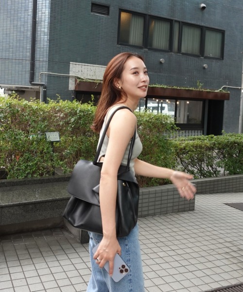 y/m by 村岡美里（イムバイムラオカミサト）の「フラップショルダーBAG（ショルダーバッグ・レディース・ブラック・FREE）」の2枚目の写真