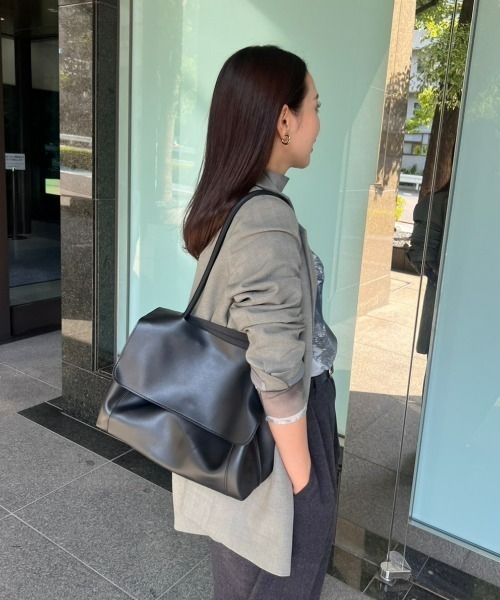 y/m by 村岡美里（イムバイムラオカミサト）の「フラップショルダーBAG（ショルダーバッグ・レディース・ブラック・FREE）」の14枚目の写真