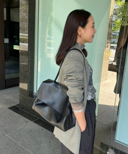 y/m by 村岡美里（イムバイムラオカミサト）の「フラップショルダーBAG（ショルダーバッグ・レディース・ブラック・FREE）」の12枚目の写真