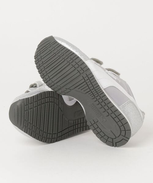 PUMA(プーマ)の「PUMA/プーマ キッズ スニーカー カバナレーサーグリップ V PS 370985(スニーカー・キッズ・ホワイト×シルバー/ブラック×シルバー・17.0cm/19.0cm/18.0cm/21.0cm/20.0cm)」の4枚目の写真