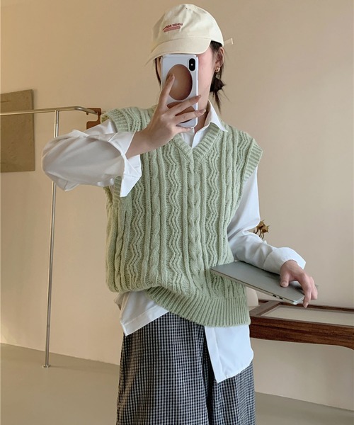 Jewelobe（ジュエローブ）の「Vネックケーブルニットベスト（ベスト・レディース・ベージュ/グリーン/ピンク/ブラック/アイボリー・FREE）」の5枚目の写真