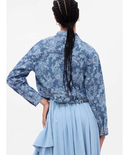 GAP(ギャップ)の「Gap × Loveshackfancy ウォッシュウェル フローラル アイコンデニムジャケット(デニムジャケット・レディース・ライトインディゴブルー・S/M/XXS/XS/L)」の2枚目の写真