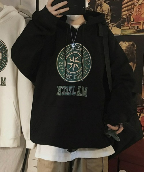 BASQUE magenta(バスクマゼンタ)の「BIGカレッジロゴプリント オーバーサイズプルオーバーパーカー(パーカー・メンズ・ブラック/グレー/ホワイト・FREE)」の3枚目の写真