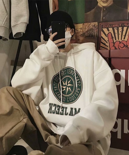 BASQUE magenta(バスクマゼンタ)の「BIGカレッジロゴプリント オーバーサイズプルオーバーパーカー(パーカー・メンズ・ブラック/グレー/ホワイト・FREE)」の4枚目の写真