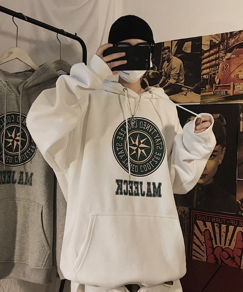 BASQUE magenta(バスクマゼンタ)の「BIGカレッジロゴプリント オーバーサイズプルオーバーパーカー(パーカー・メンズ・ブラック/グレー/ホワイト・FREE)」の7枚目の写真