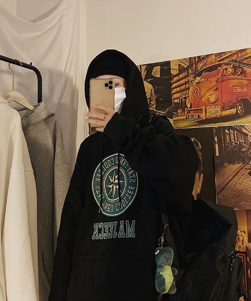 BASQUE magenta(バスクマゼンタ)の「BIGカレッジロゴプリント オーバーサイズプルオーバーパーカー(パーカー・メンズ・ブラック/グレー/ホワイト・FREE)」の9枚目の写真