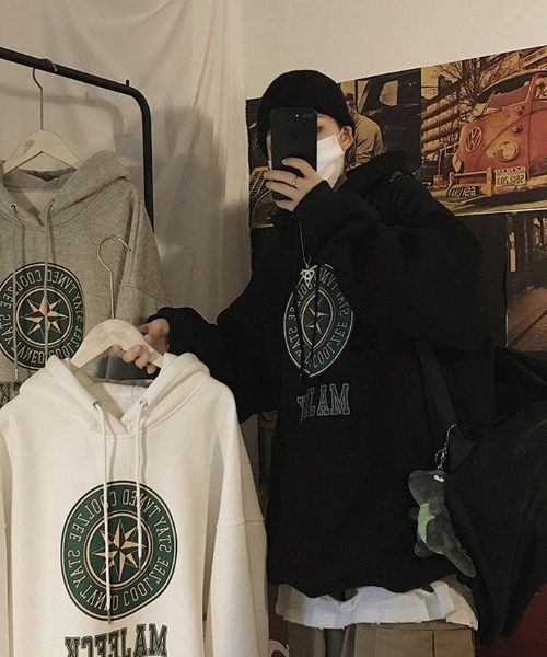 BASQUE magenta(バスクマゼンタ)の「BIGカレッジロゴプリント オーバーサイズプルオーバーパーカー(パーカー・メンズ・ブラック/グレー/ホワイト・FREE)」の11枚目の写真