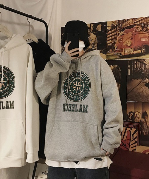 BASQUE magenta(バスクマゼンタ)の「BIGカレッジロゴプリント オーバーサイズプルオーバーパーカー(パーカー・メンズ・ブラック/グレー/ホワイト・FREE)」の13枚目の写真