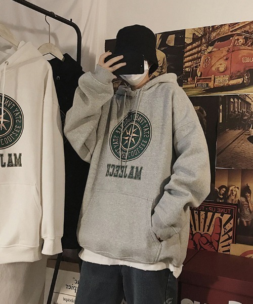 BASQUE magenta(バスクマゼンタ)の「BIGカレッジロゴプリント オーバーサイズプルオーバーパーカー(パーカー・メンズ・ブラック/グレー/ホワイト・FREE)」の14枚目の写真