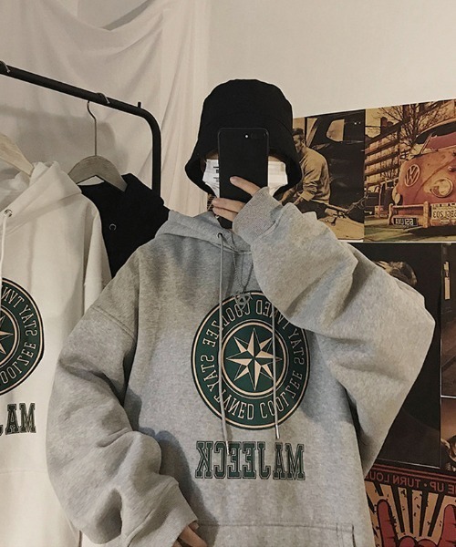 BASQUE magenta(バスクマゼンタ)の「BIGカレッジロゴプリント オーバーサイズプルオーバーパーカー(パーカー・メンズ・ブラック/グレー/ホワイト・FREE)」の16枚目の写真