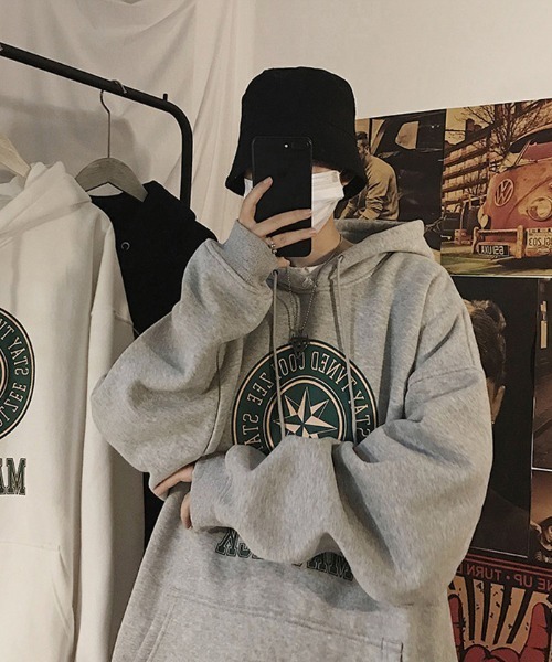 BASQUE magenta(バスクマゼンタ)の「BIGカレッジロゴプリント オーバーサイズプルオーバーパーカー(パーカー・メンズ・ブラック/グレー/ホワイト・FREE)」の17枚目の写真