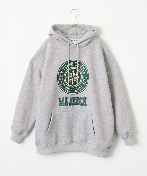 BASQUE magenta(バスクマゼンタ)の「BIGカレッジロゴプリント オーバーサイズプルオーバーパーカー(パーカー・メンズ・ブラック/グレー/ホワイト・FREE)」の21枚目の写真