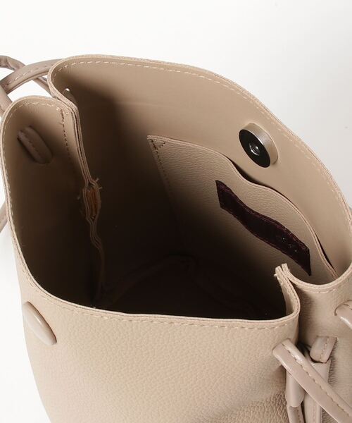 AT CREATION（アットクリエイション）の「EM:軽量160g アイリスショルダー（ショルダーバッグ・レディース・ベージュ/ブラック/サックスブルー/アイボリー/カーキ・FREE）」の7枚目の写真