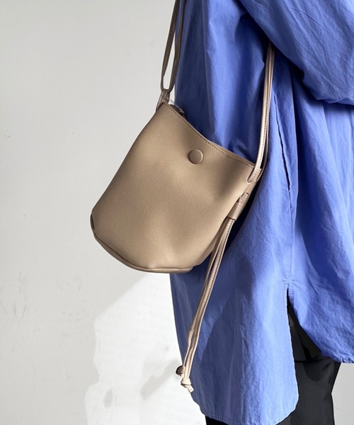 AT CREATION（アットクリエイション）の「EM:軽量160g アイリスショルダー（ショルダーバッグ・レディース・ベージュ/ブラック/サックスブルー/アイボリー/カーキ・FREE）」の4枚目の写真