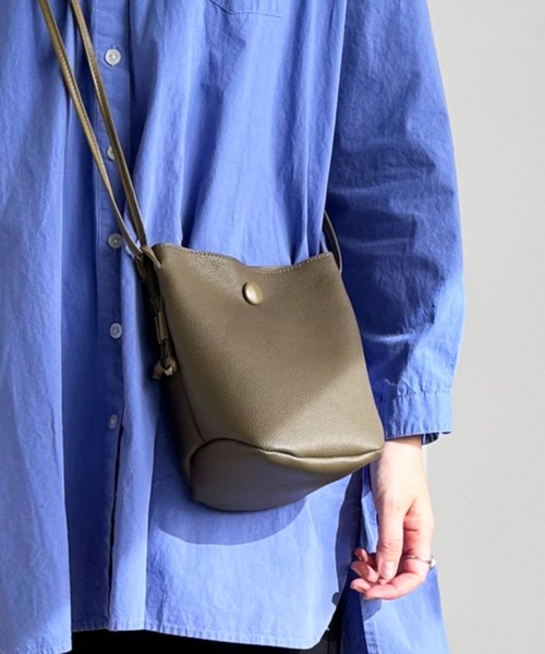 AT CREATION（アットクリエイション）の「EM:軽量160g アイリスショルダー（ショルダーバッグ・レディース・ベージュ/ブラック/サックスブルー/アイボリー/カーキ・FREE）」の5枚目の写真