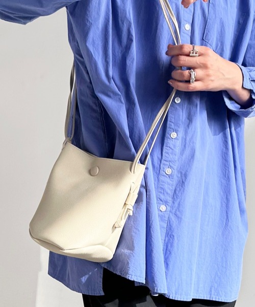 AT CREATION（アットクリエイション）の「EM:軽量160g アイリスショルダー（ショルダーバッグ・レディース・ベージュ/ブラック/サックスブルー/アイボリー/カーキ・FREE）」の2枚目の写真
