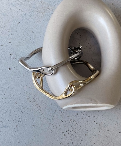 cheriella（シェリエラ）の「【cheriella】ニュアンス変形フックバングル（バングル/リストバンド・レディース・シルバー/ゴールド・FREE）」の2枚目の写真