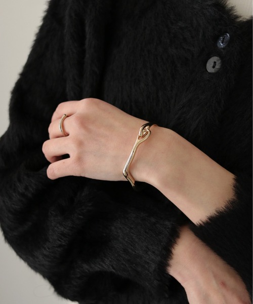 cheriella（シェリエラ）の「【cheriella】ニュアンス変形フックバングル（バングル/リストバンド・レディース・シルバー/ゴールド・FREE）」の9枚目の写真