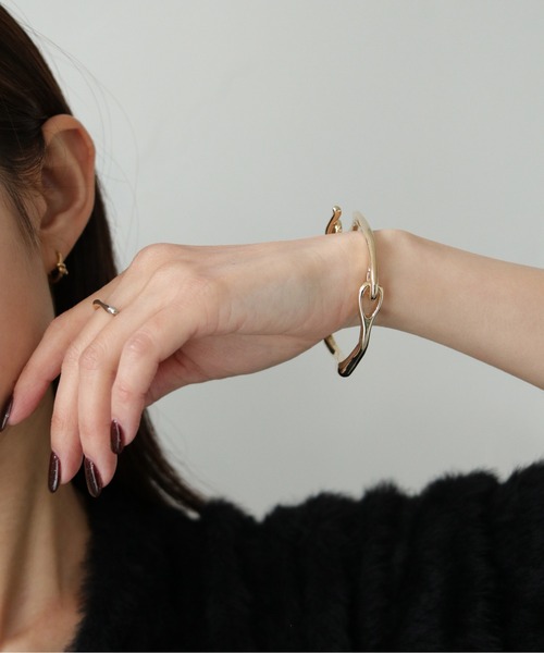 cheriella（シェリエラ）の「【cheriella】ニュアンス変形フックバングル（バングル/リストバンド・レディース・シルバー/ゴールド・FREE）」の10枚目の写真