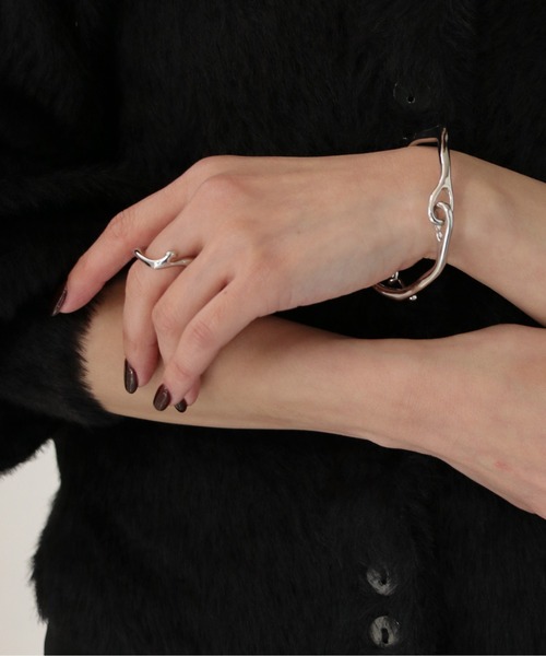 cheriella（シェリエラ）の「【cheriella】ニュアンス変形フックバングル（バングル/リストバンド・レディース・シルバー/ゴールド・FREE）」の3枚目の写真