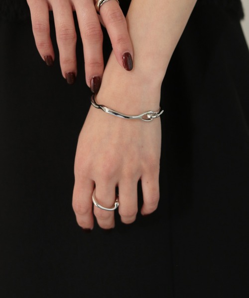 cheriella（シェリエラ）の「【cheriella】ニュアンス変形フックバングル（バングル/リストバンド・レディース・シルバー/ゴールド・FREE）」の4枚目の写真