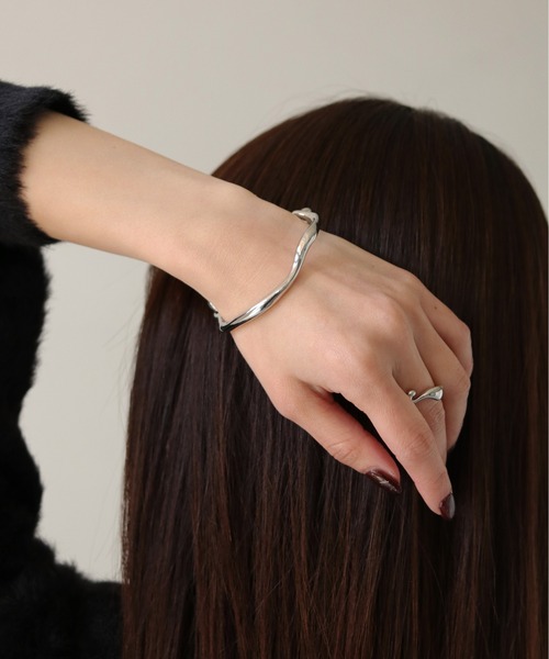 cheriella（シェリエラ）の「【cheriella】ニュアンス変形フックバングル（バングル/リストバンド・レディース・シルバー/ゴールド・FREE）」の6枚目の写真